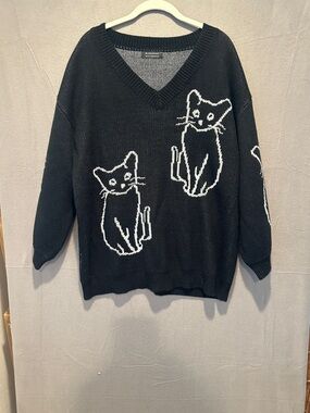 BloomChic Black and White V-Neck Knit Sweater